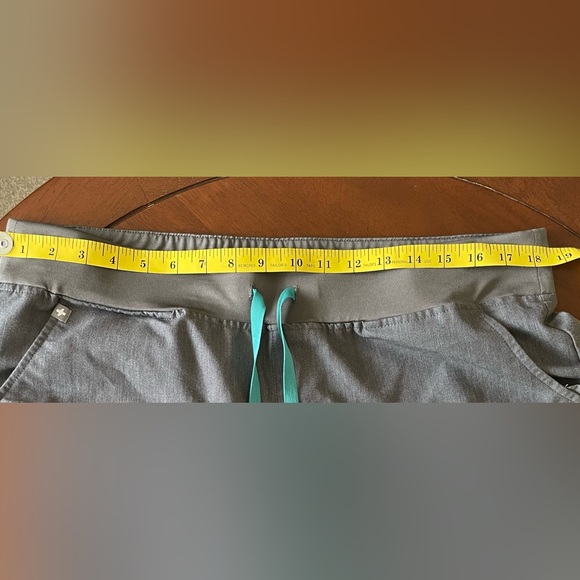 FIGS High Waisted Zamora
Tech Jogger Scrub
Pants Graphite Size XXL/P or 2XL P - Picture 15 of 16